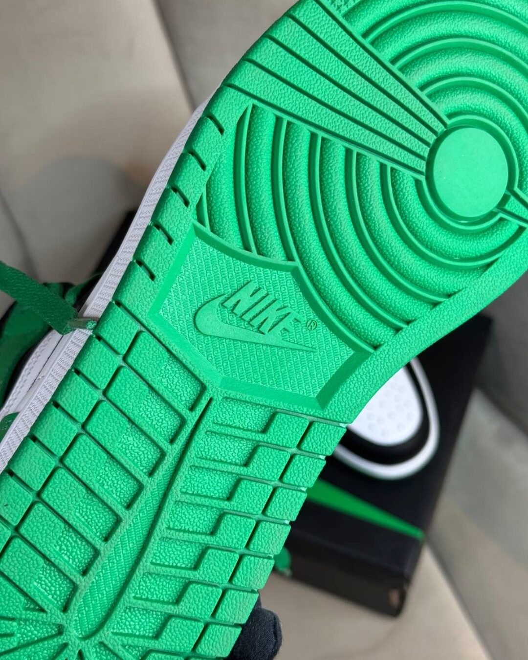 Кроссовки Jordan 1 High OG Lucky Green — изображение 9