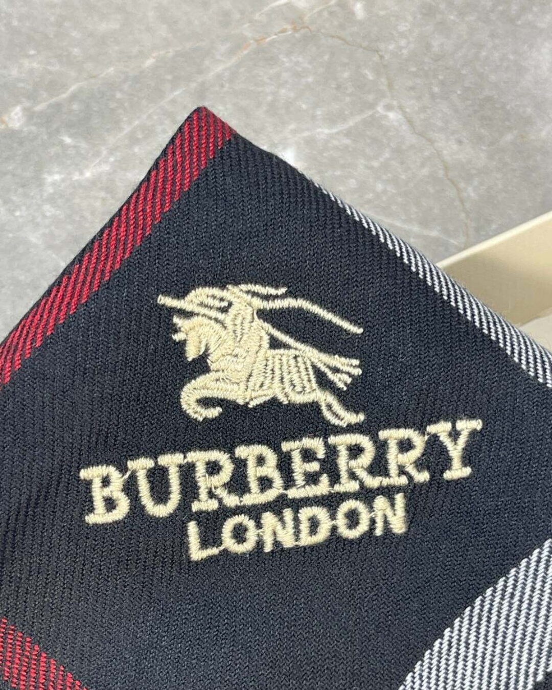 Шарф Burberry — изображение 7