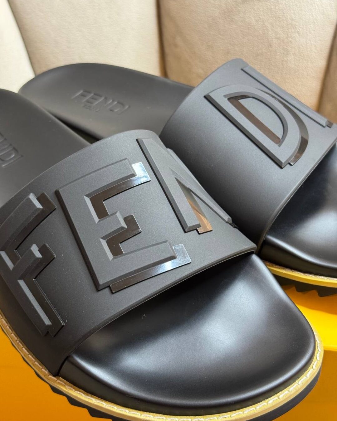 Тапки Fendi — изображение 8