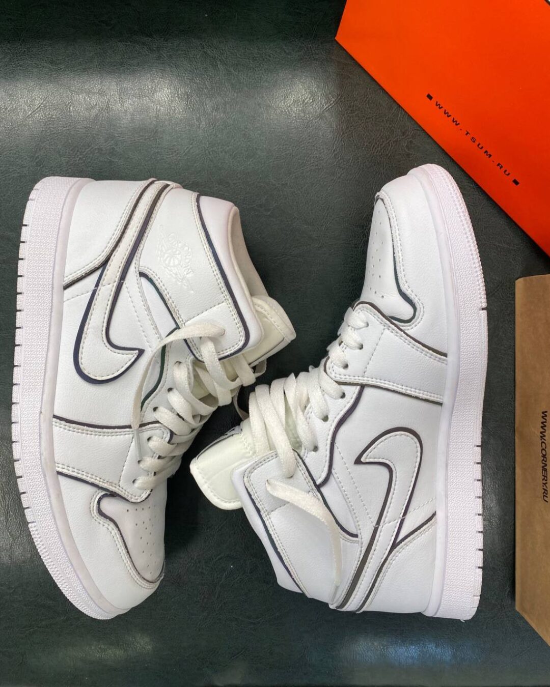Кроссовки Air Jordan 1 Mid SE Iridescent Trim — изображение 2