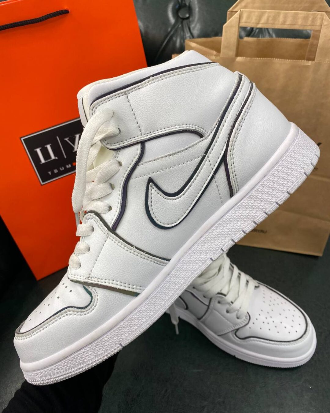 Кроссовки Air Jordan 1 Mid SE Iridescent Trim — изображение 3