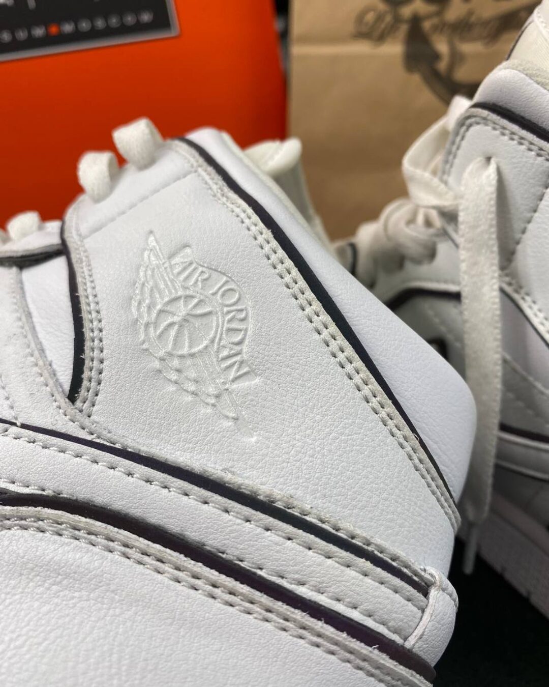 Кроссовки Air Jordan 1 Mid SE Iridescent Trim — изображение 5