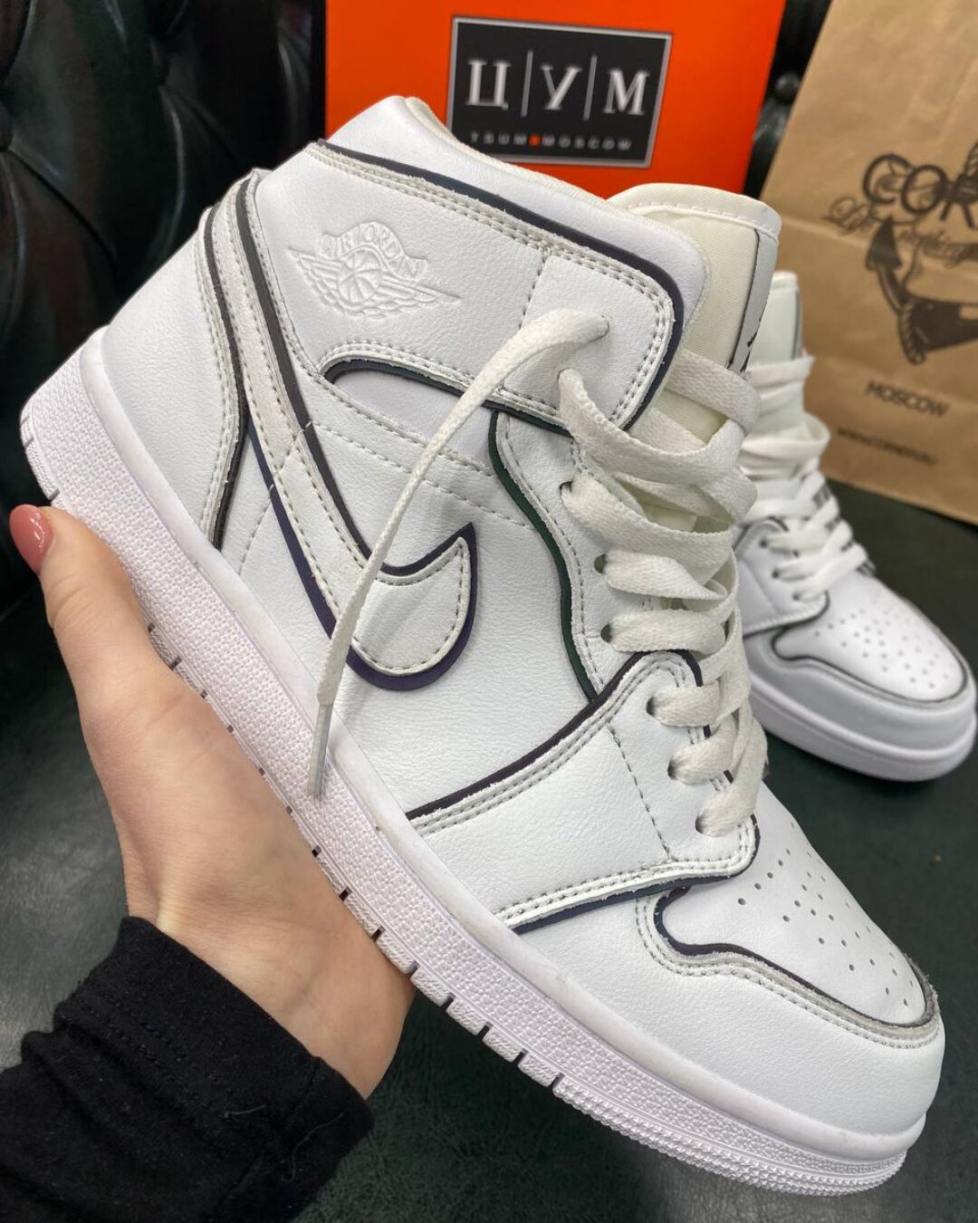 Кроссовки Air Jordan 1 Mid SE Iridescent Trim — изображение 9