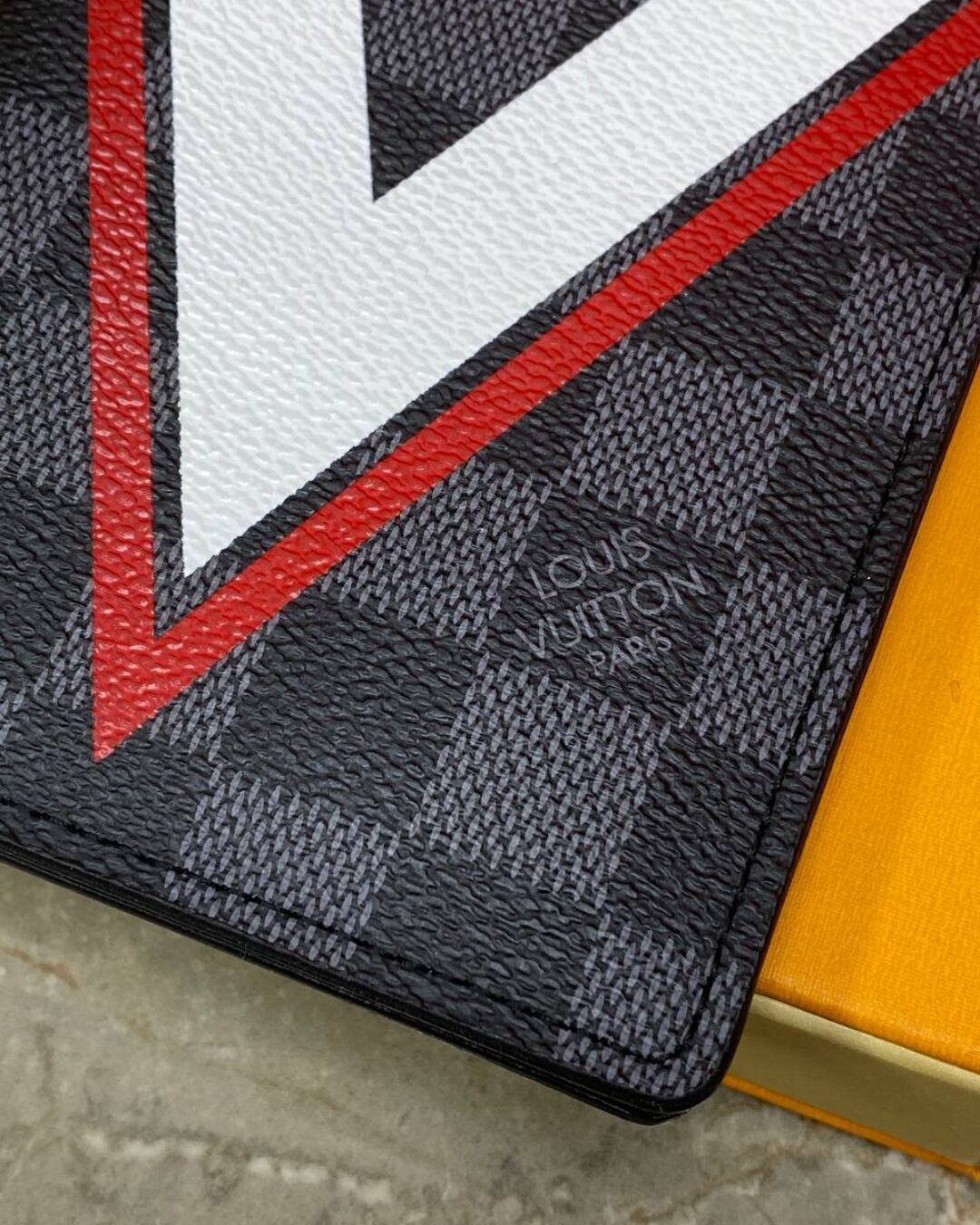 Обложка для паспорта Louis Vuitton — изображение 4
