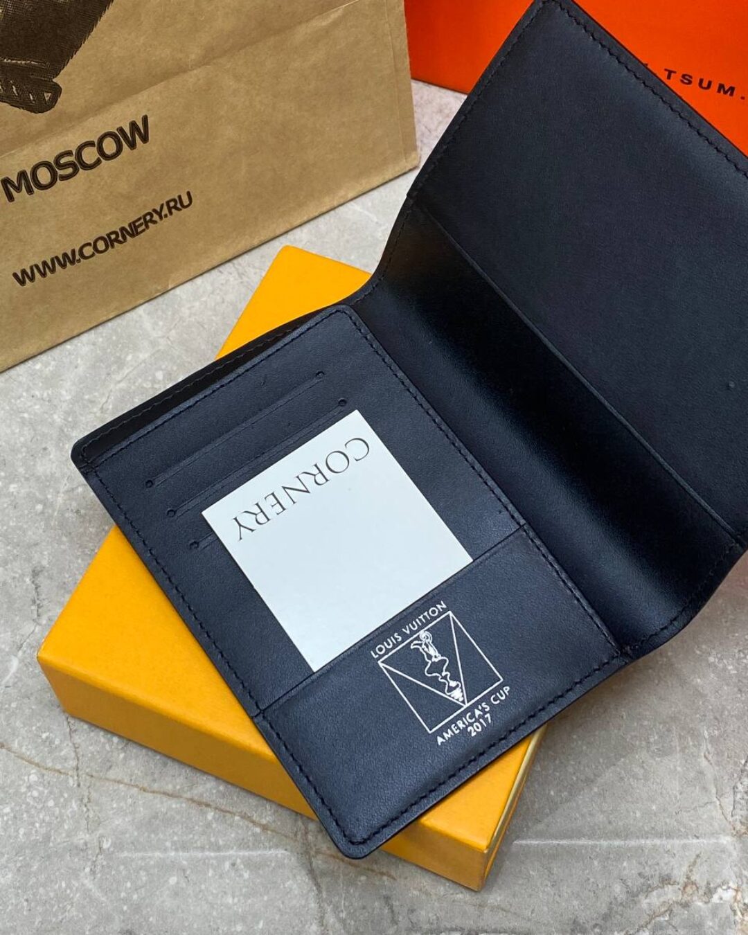 Обложка для паспорта Louis Vuitton — изображение 3