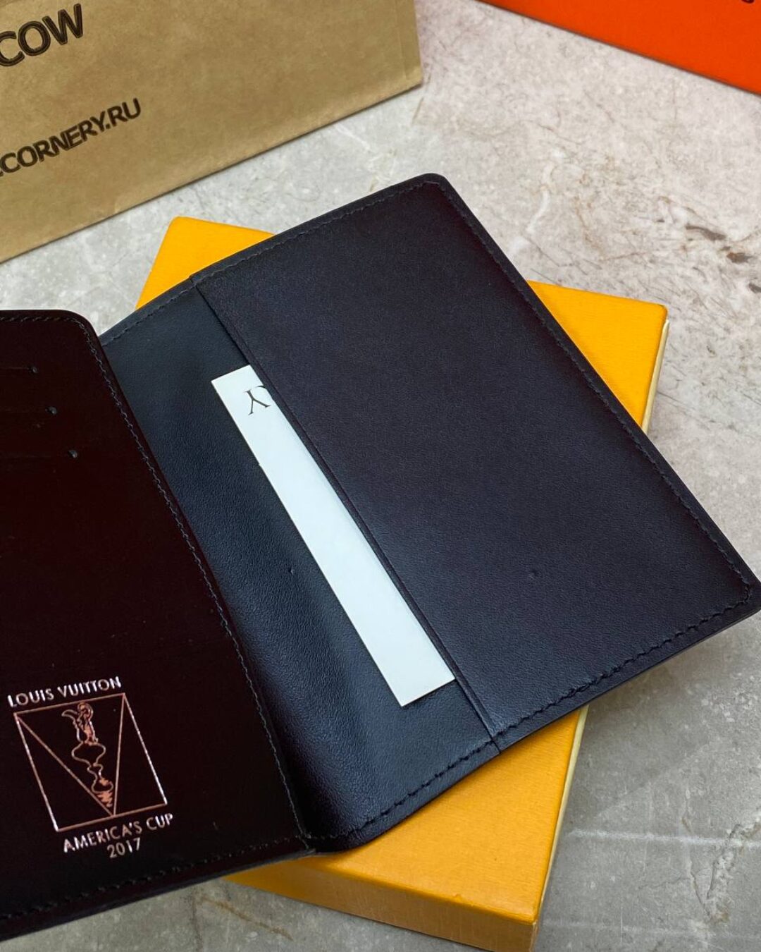 Обложка для паспорта Louis Vuitton — изображение 5