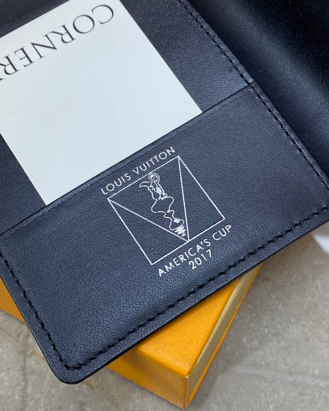 Обложка для паспорта Louis Vuitton — изображение 6