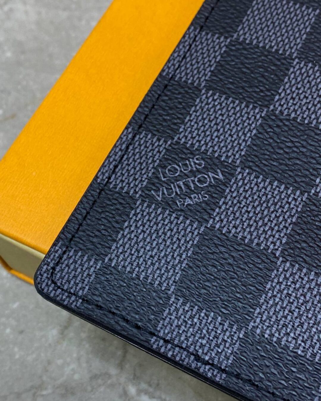 Обложка для паспорта Louis Vuitton — изображение 7