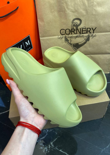 Yeezy Slide “Resin”
