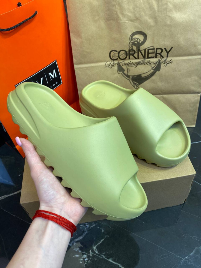 Yeezy Slide “Resin”