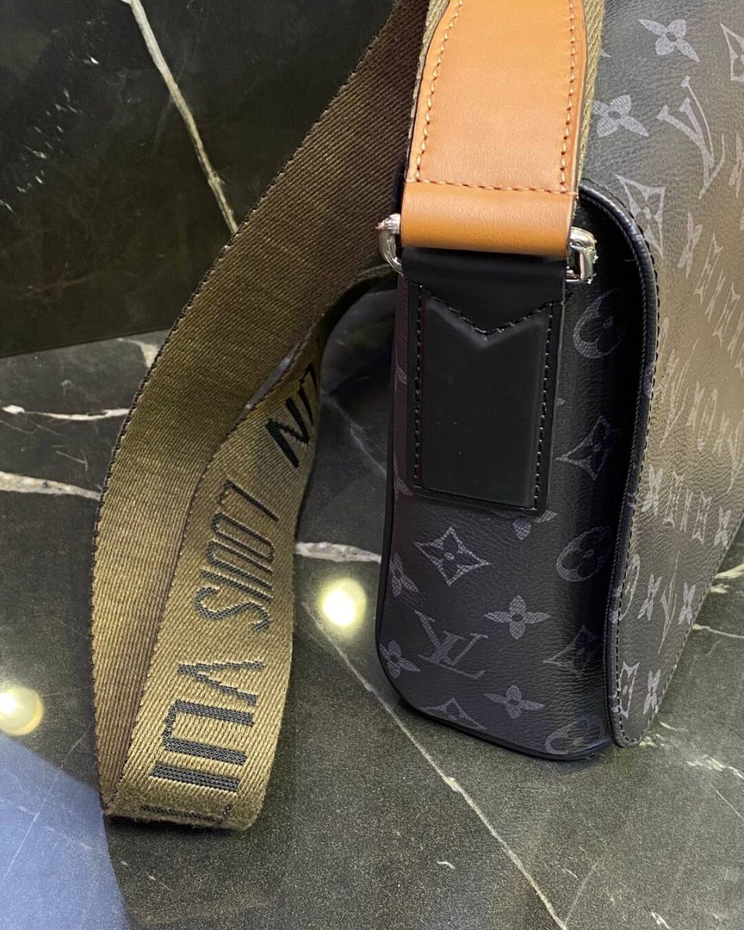 Сумка Louis Vuitton District PM — изображение 7