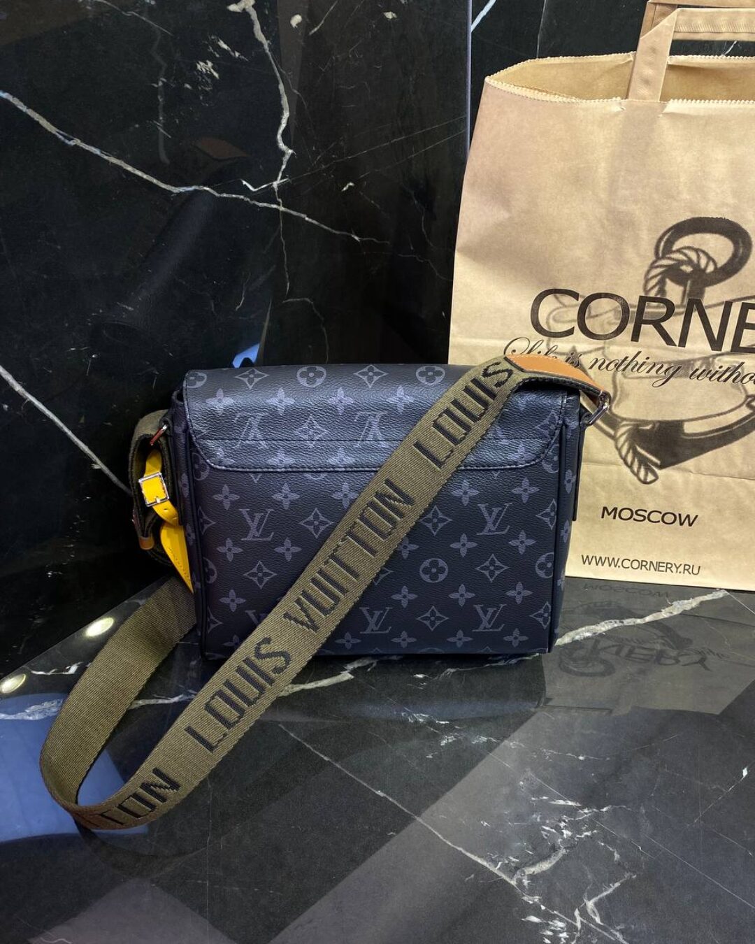 Сумка Louis Vuitton District PM — изображение 8