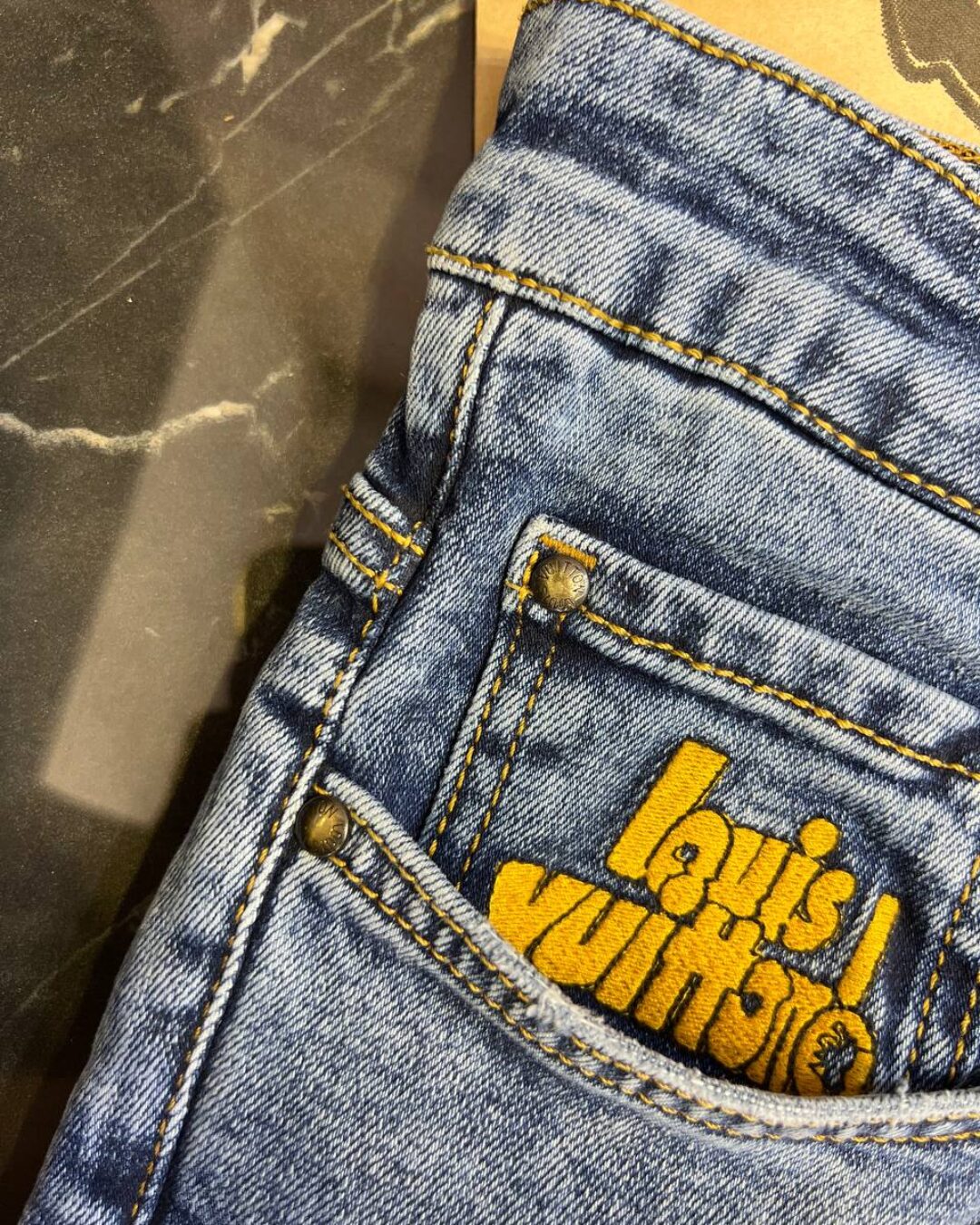 Джинсы Louis Vuitton — изображение 3