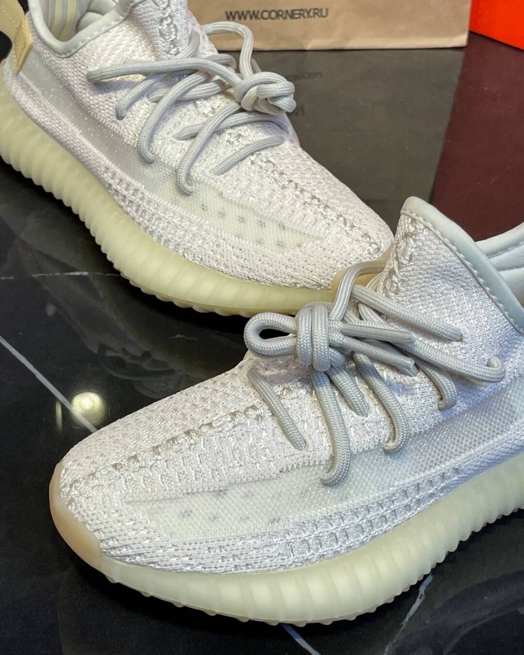 Yeezy 350 V2 Light — изображение 6