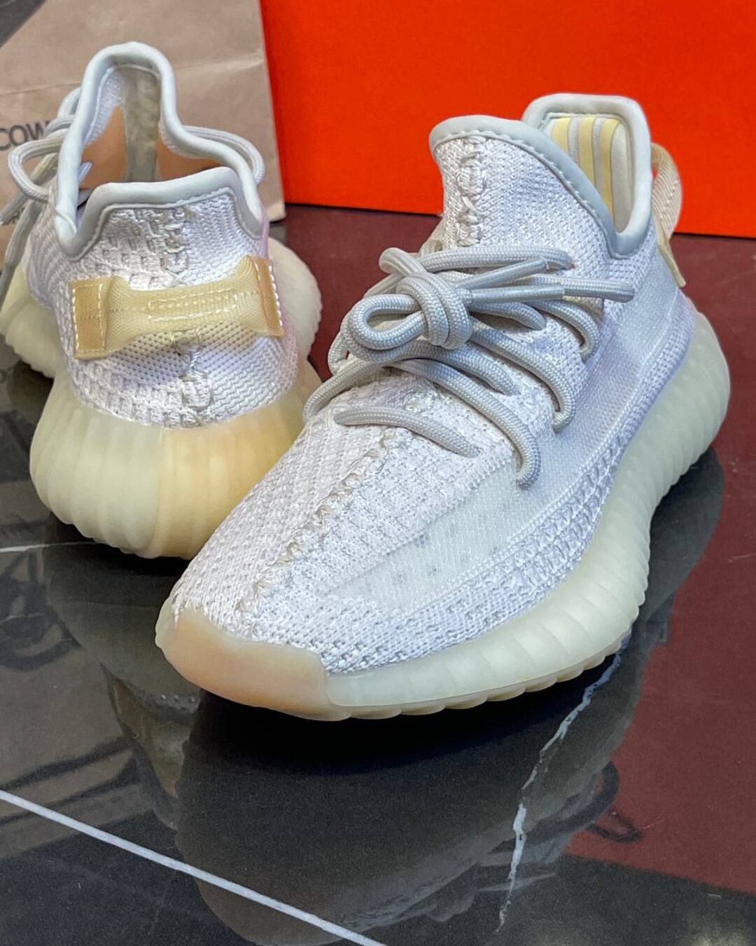 Yeezy 350 V2 Light — изображение 8
