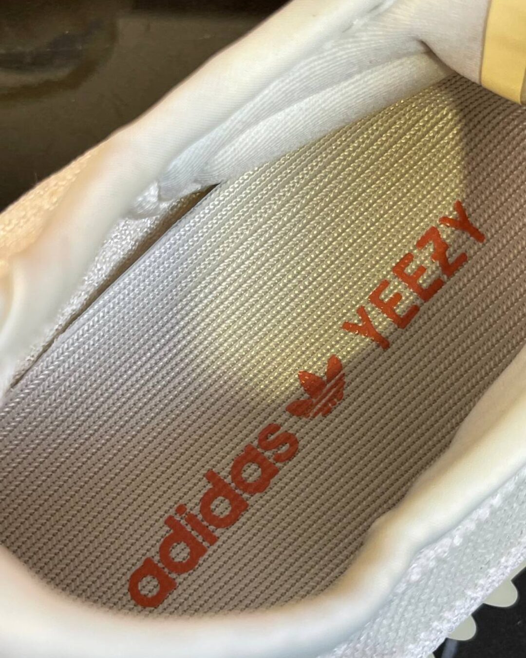 Yeezy 350 V2 Light — изображение 9