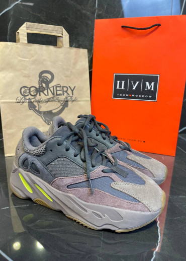 Yeezy 700 Mauve