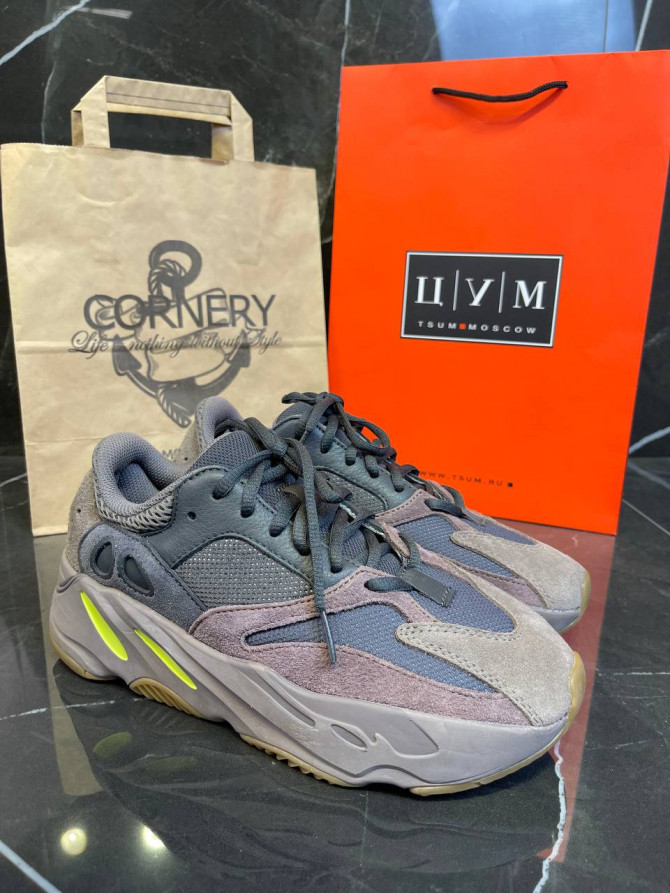 Yeezy 700 Mauve