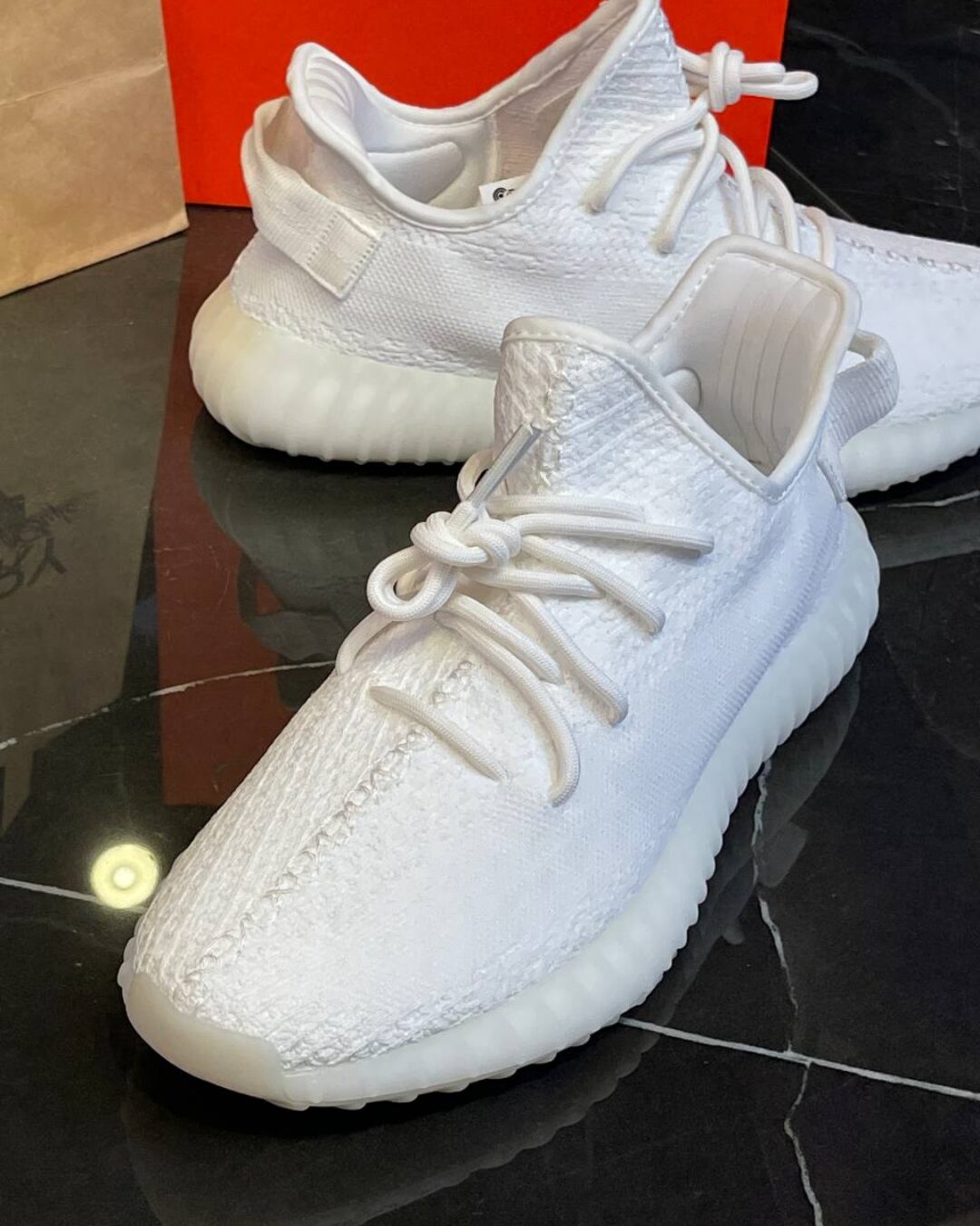 Yeezy 350 V2 Cream White / Triple White — изображение 7