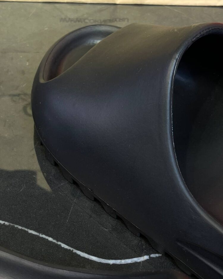 Yeezy Slide "Onyx" (дисконт) — фото 7