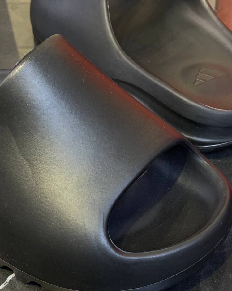 Yeezy Slide "Onyx" (дисконт) — фото 8