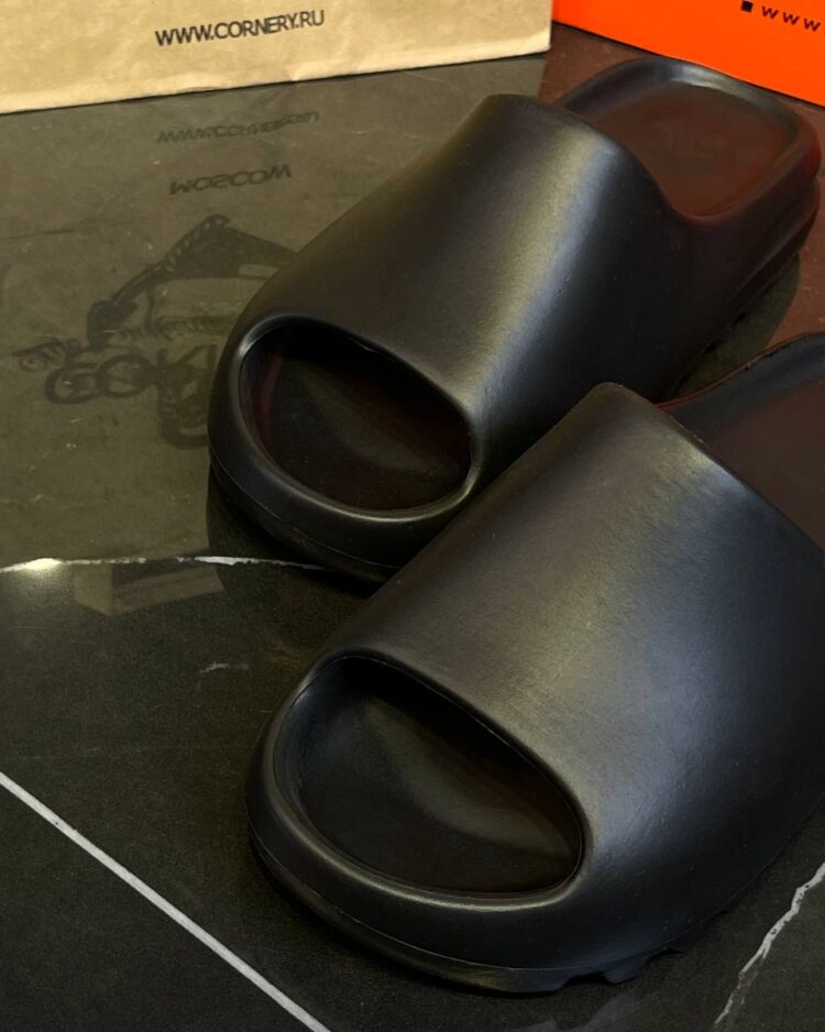 Yeezy Slide "Onyx" (дисконт) — фото 9