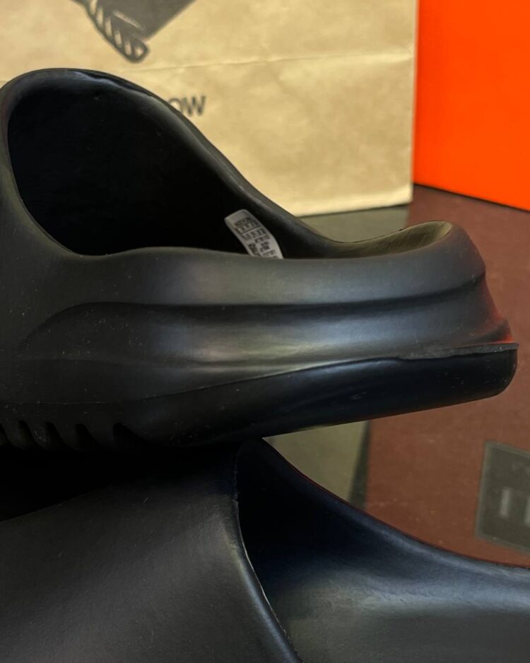 Yeezy Slide "Onyx" (дисконт) — фото 10