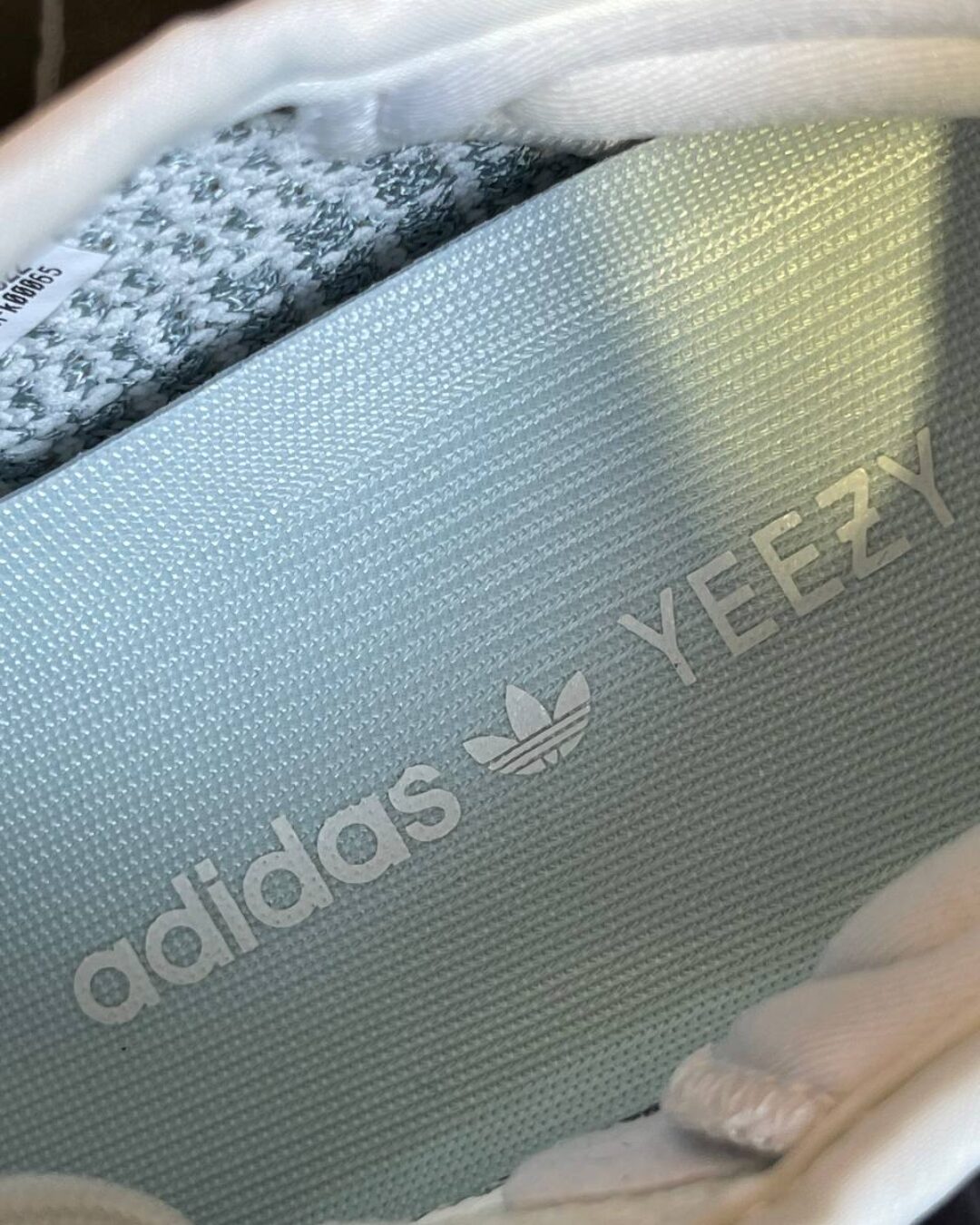Yeezy 350 V2 Cloud White — изображение 6