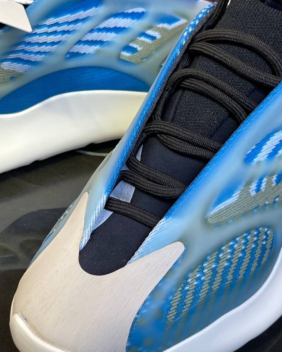 Adidas Yeezy 700 Arzareth — изображение 8