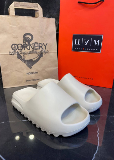 Yeezy Slide “Bone”