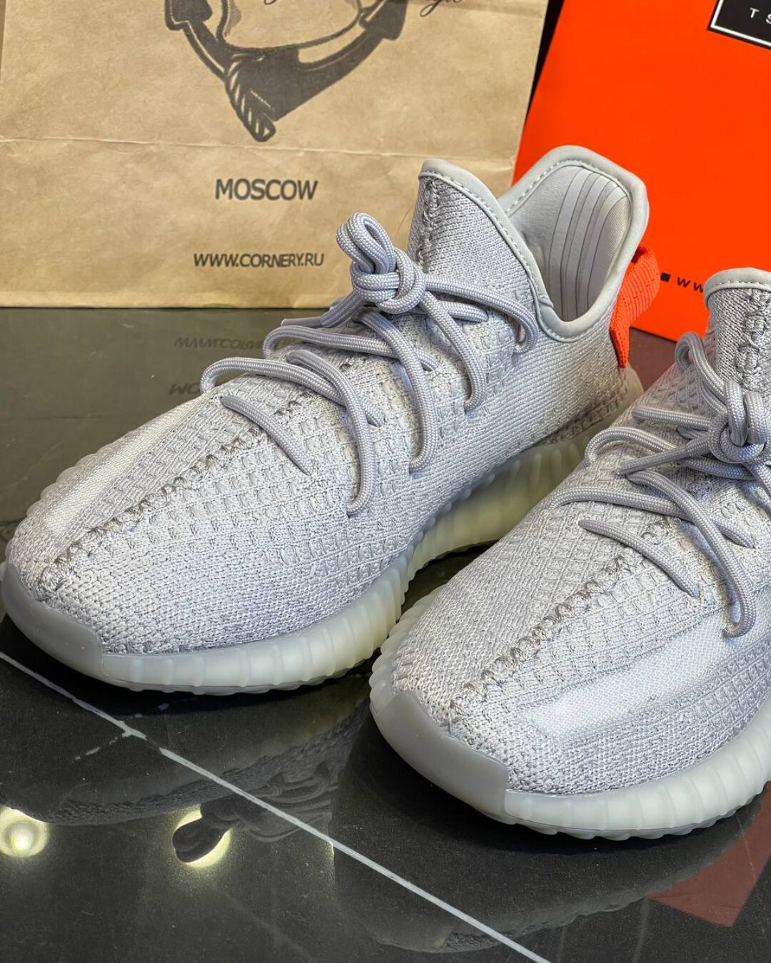 Yeezy 350 V2 Tail Light — изображение 8