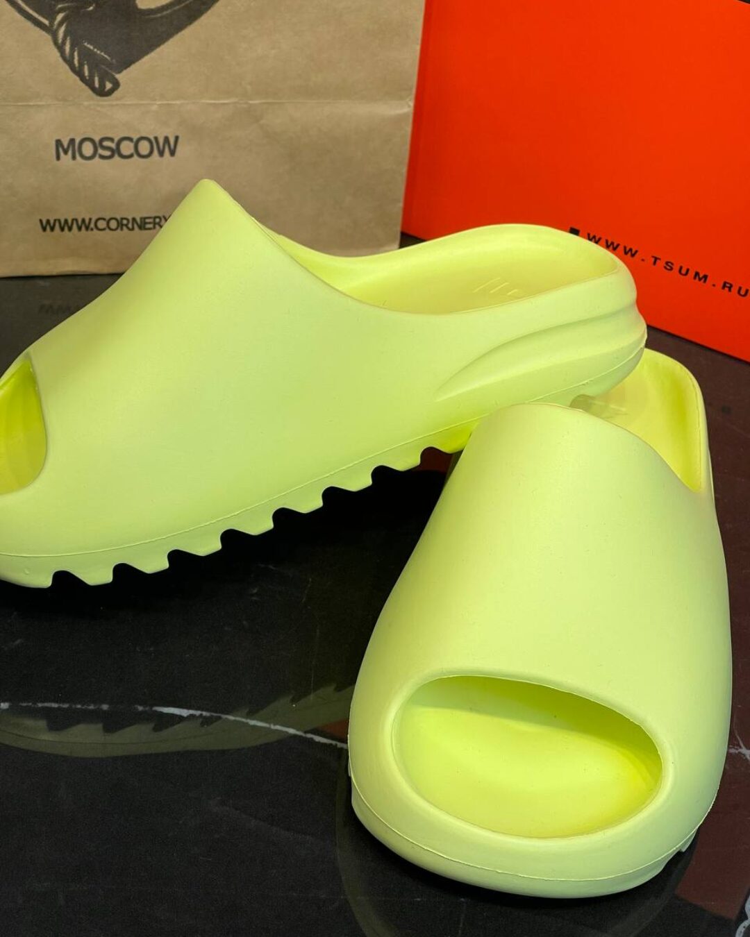 Yeezy Slide "Glow Green" (дисконт) — изображение 3