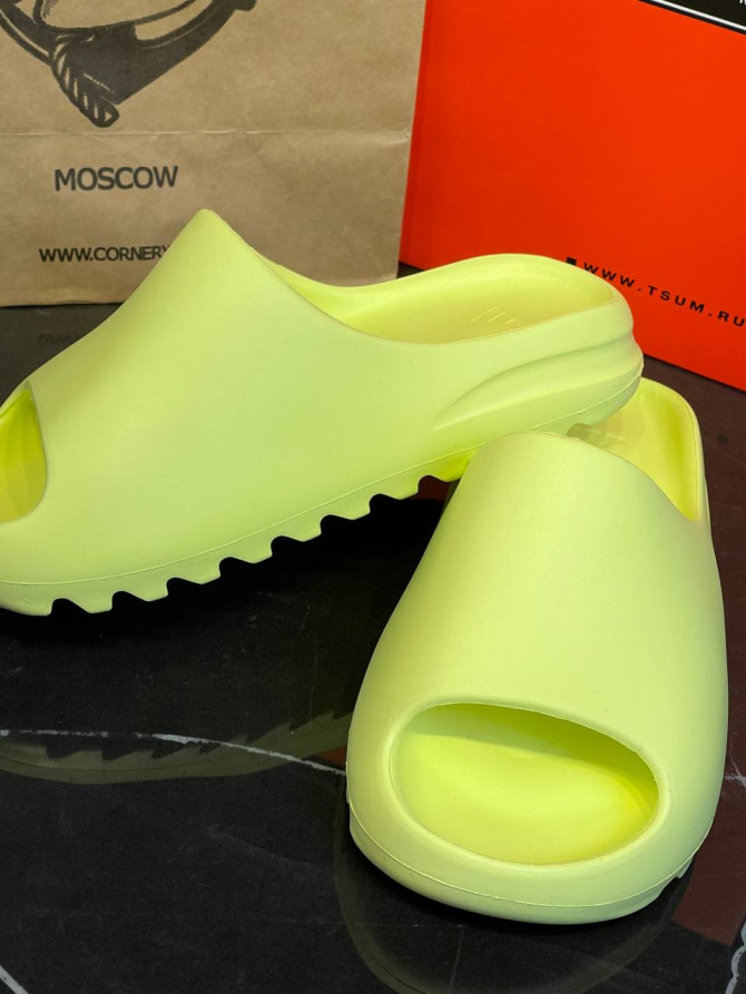 Yeezy Slide "Glow Green" — изображение 3