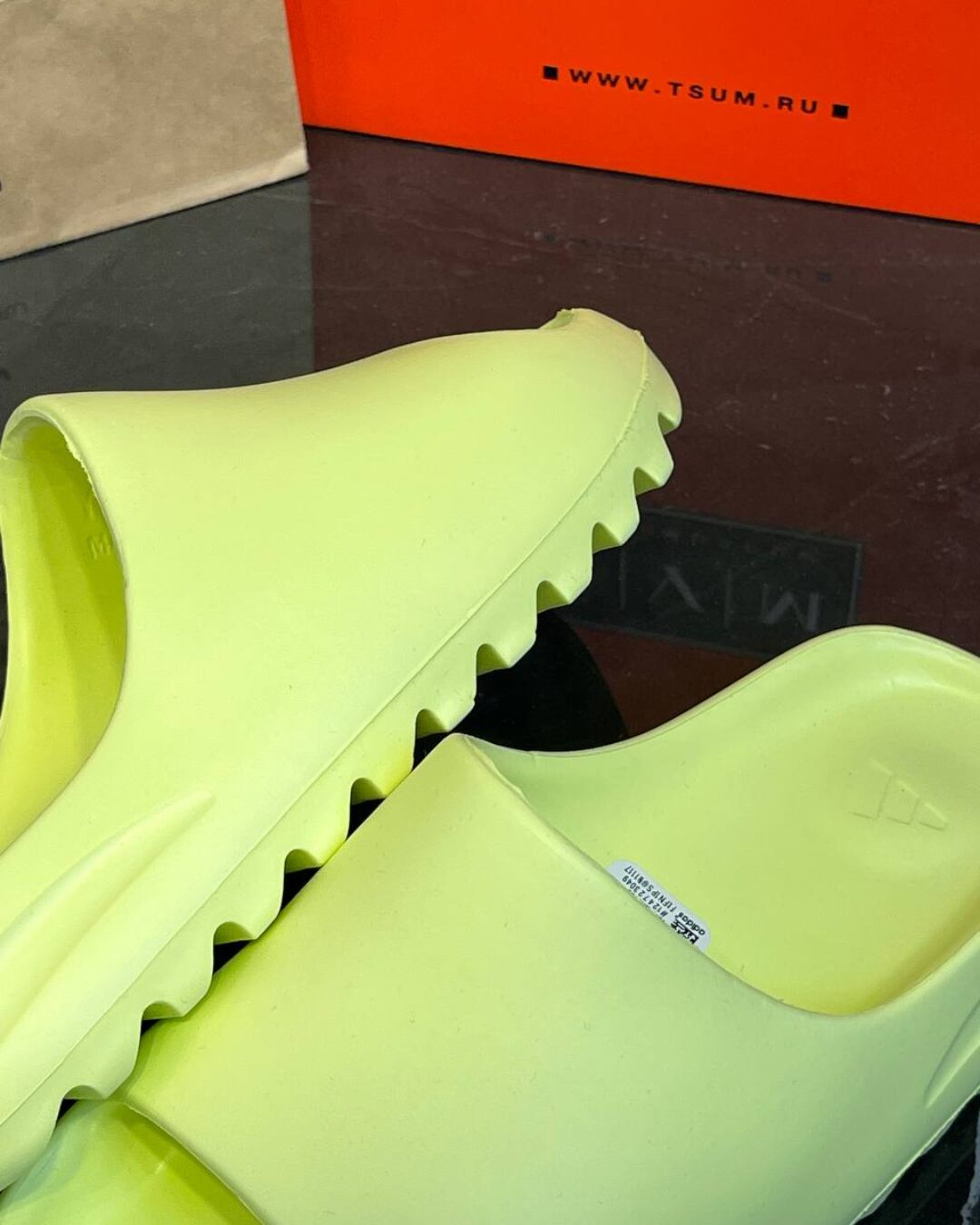 Yeezy Slide "Glow Green" (дисконт) — изображение 7
