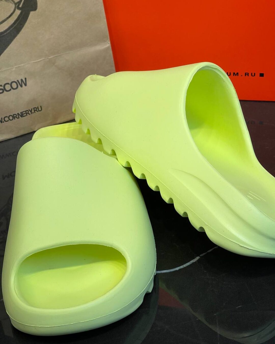 Yeezy Slide "Glow Green" (дисконт) — изображение 5
