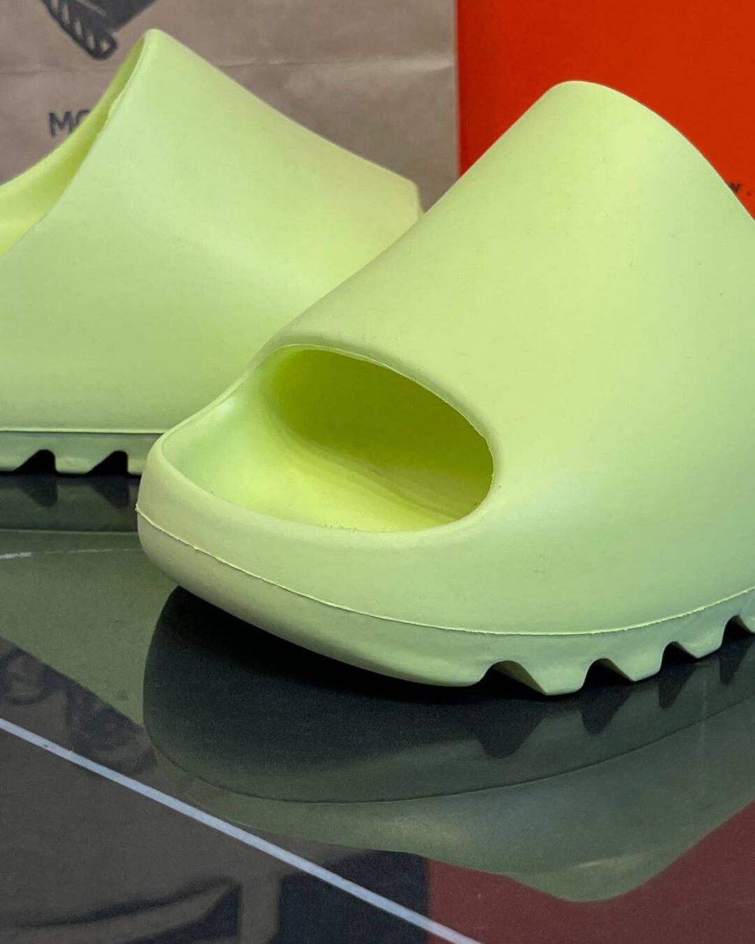Yeezy Slide "Glow Green" (дисконт) — изображение 6