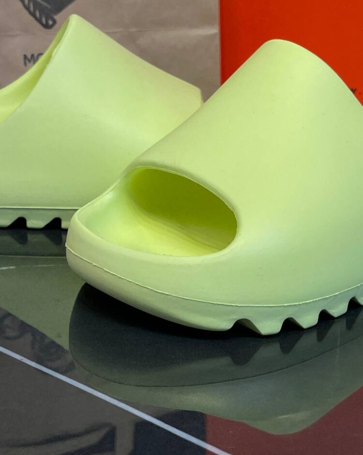 Yeezy Slide "Glow Green" (дисконт) — фото 6
