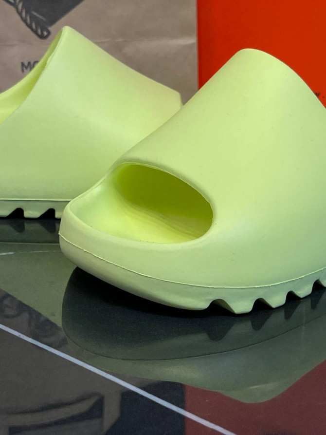 Yeezy Slide "Glow Green" — изображение 6