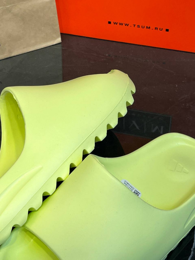Yeezy Slide "Glow Green" — изображение 7