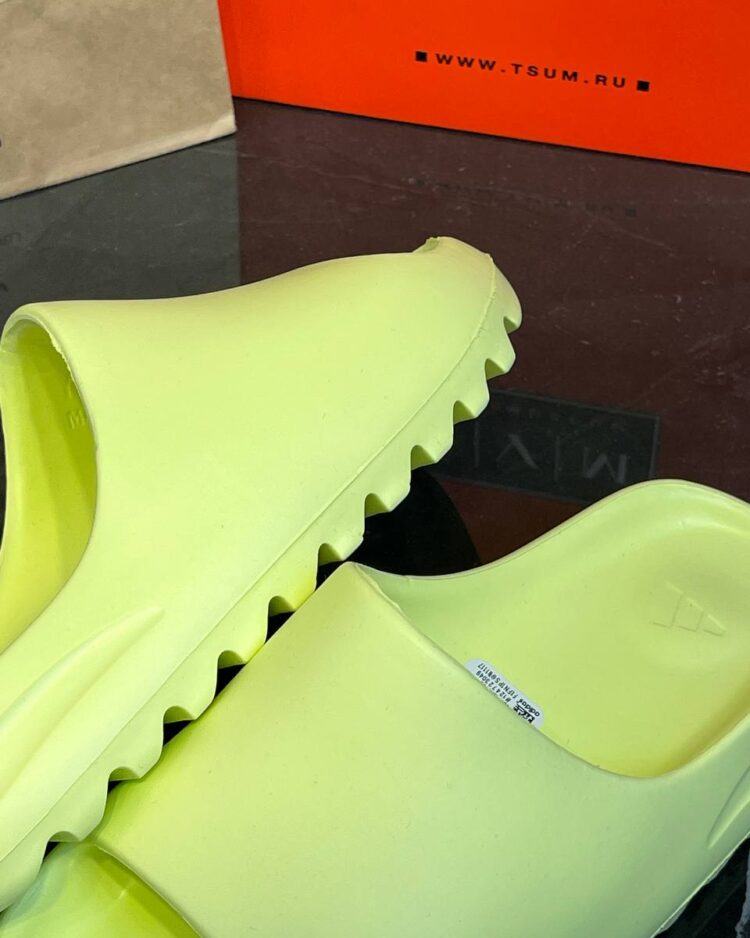Yeezy Slide "Glow Green" (дисконт) — фото 7