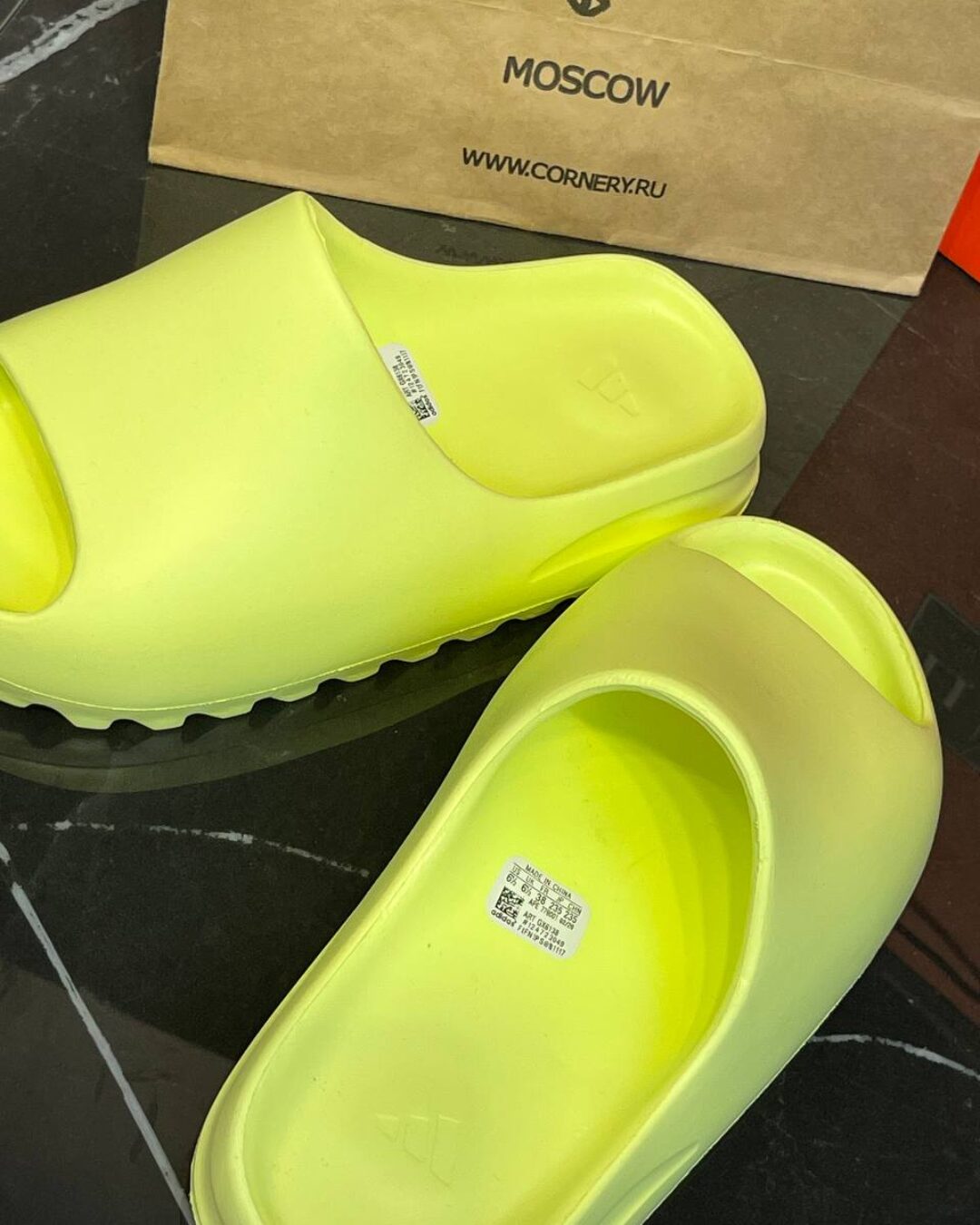 Yeezy Slide "Glow Green" (дисконт) — изображение 8