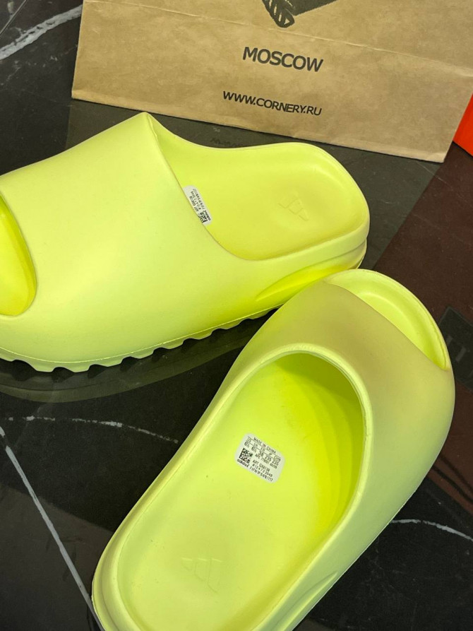 Yeezy Slide "Glow Green" — изображение 8