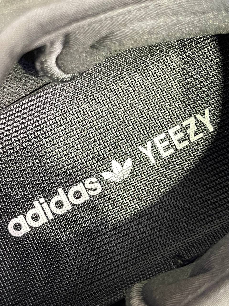 Yeezy  350 V2 Core Black/Red — фото 5