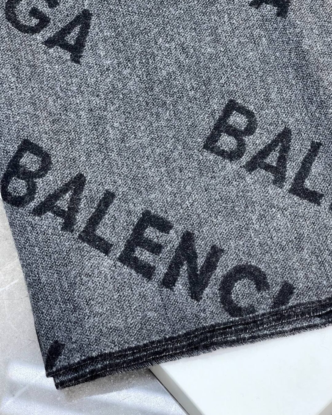Шарф Balenciaga — изображение 3