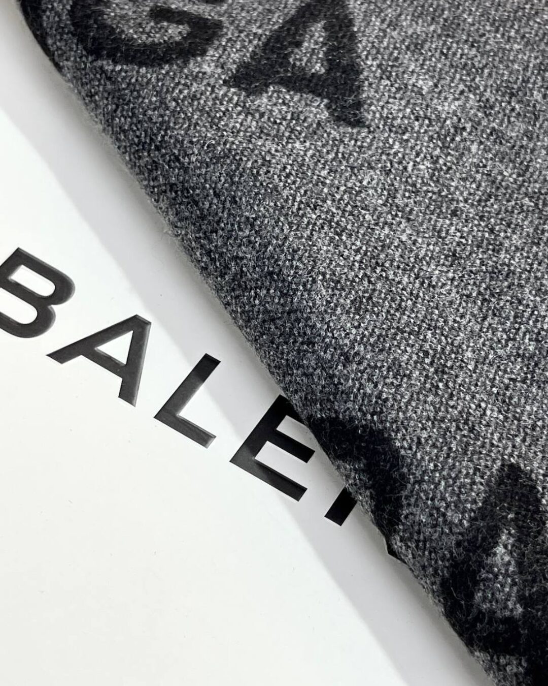 Шарф Balenciaga — изображение 8
