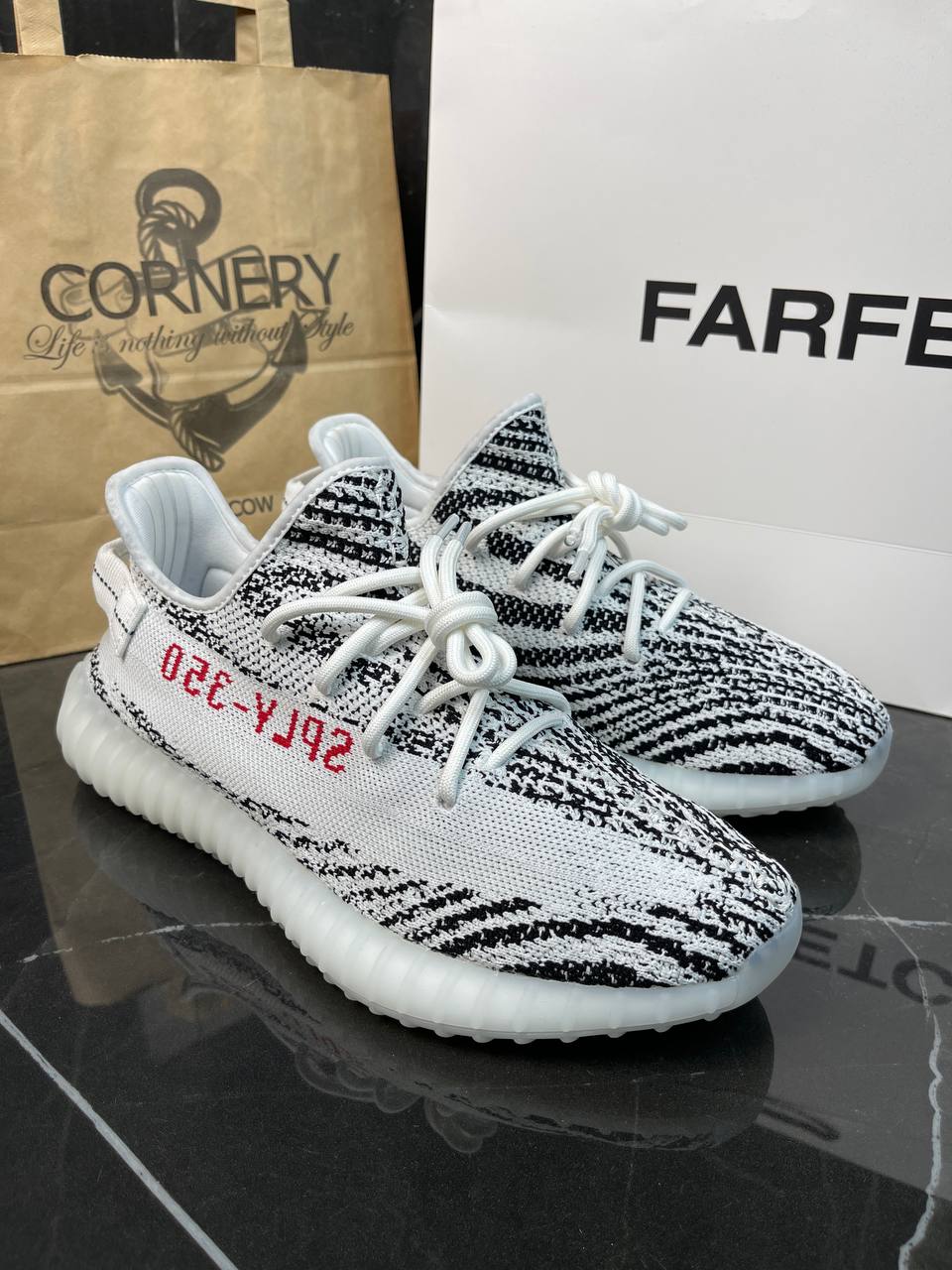Yeezy 350 V2 Zebra — фото 1