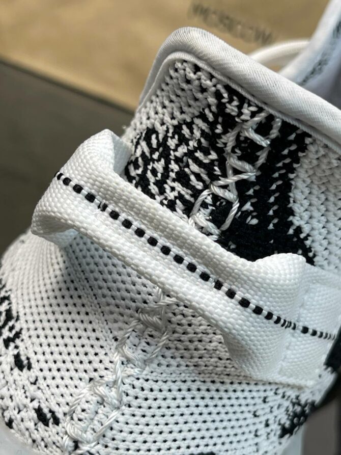 Yeezy 350 V2 Zebra — изображение 3
