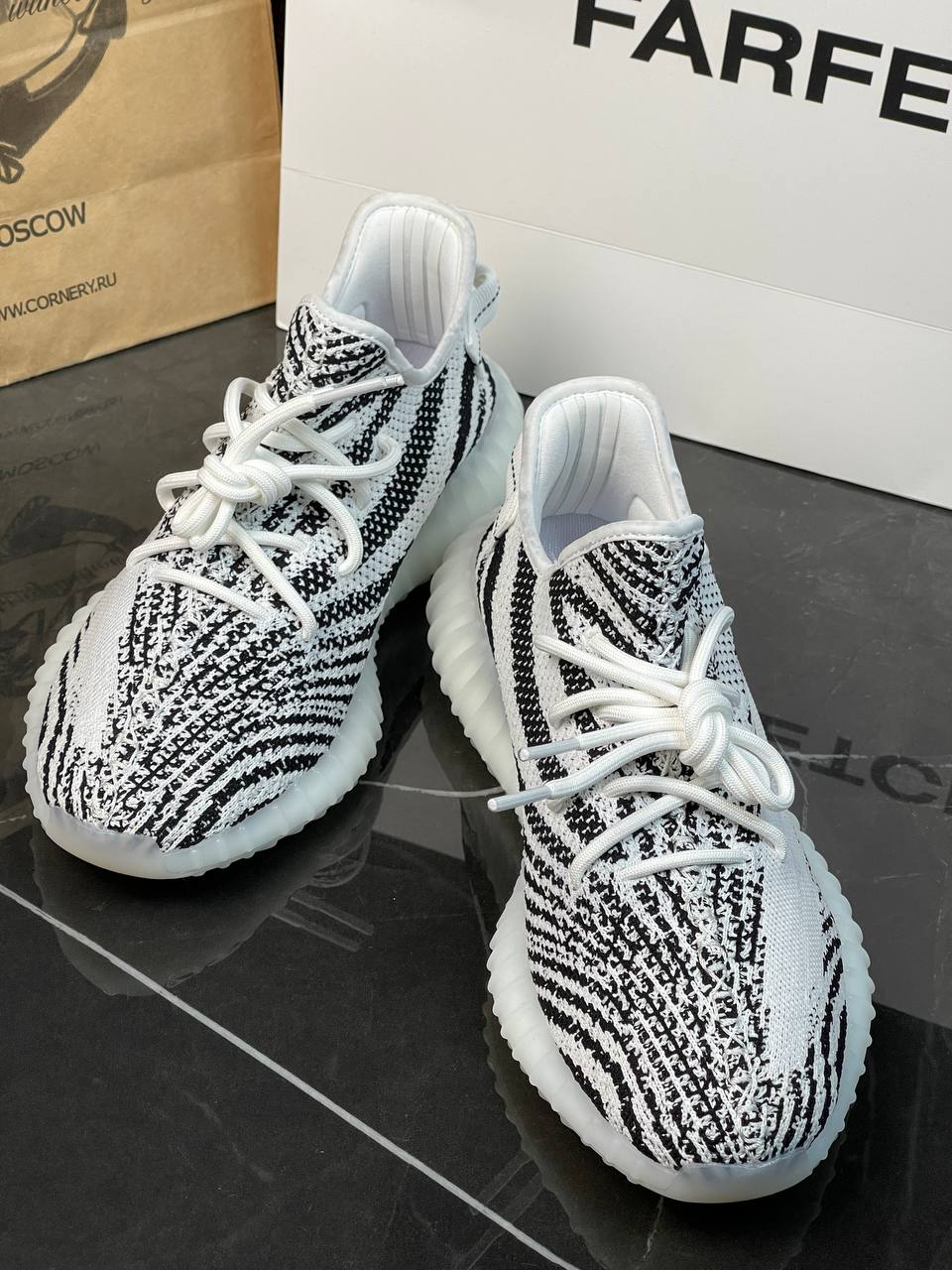 Yeezy 350 V2 Zebra — фото 7
