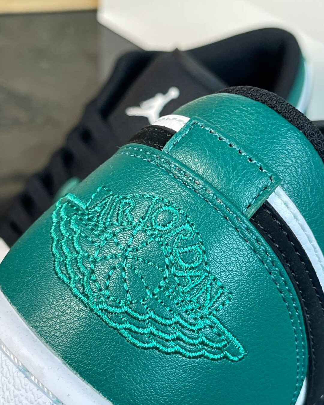 Кеды Air Jordan 1 Low White/Black Mystic Green — изображение 9