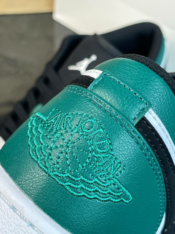 Кеды Air Jordan 1 Low White/Black Mystic Green — изображение 9
